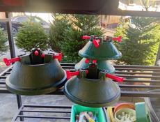 Продаются подставки под ёлочки любых размеров , а также дацкие ёлочки 🌲  Центральный рынок Маргарита