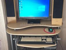 Персональный компьютер и стол