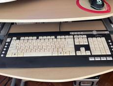 Персональный компьютер и стол