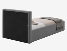 Стол без стульев 