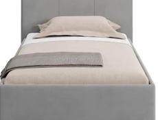 Стол без стульев 