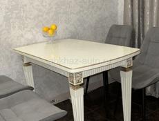 Стол без стульев 