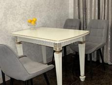 Стол без стульев 