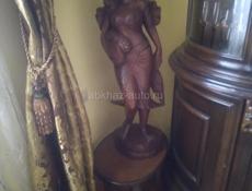 Продою статуя чистая дерево со своей тумбочкойт торг уместен