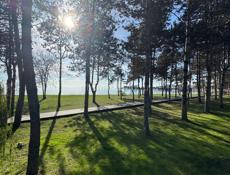 Нужна семья или человек который будет присматривать за гостевым домом ,жилье придаставляе. .