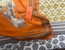  шарф Hermès Selle des Steppes оранжево-коричневого цвета с бахромой. 