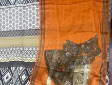  шарф Hermès Selle des Steppes оранжево-коричневого цвета с бахромой. 