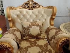 ПРОДАЮ СОВЕРШЕННО НОВЫЙ ДИВАН С КРЕСЛАМИ КОРОЛЕВСКИМ