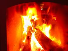 Сниму на длительный срок двух комнатный домик  или квартиру 