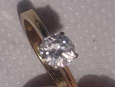 Большой бриллиант на кольце 