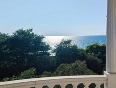 Вилла на берегу моря в поселке Агудзера 