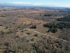 Продается земельный участок 1-га Цкургил-залив скурча . Расположен на берегу моря на границе адзюбжа-кфндыг , рядом с горячим источником 