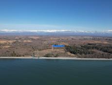 Продается земельный участок 1-га Цкургил-залив скурча . Расположен на берегу моря на границе адзюбжа-кфндыг , рядом с горячим источником 