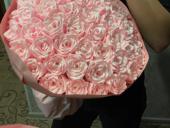 Розы из атласных роз 