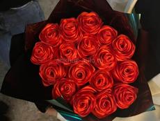 Розы из атласных роз 