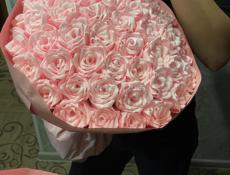 Розы из атласных роз 