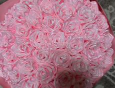 Розы из атласных роз 