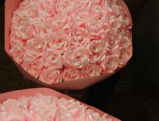 Розы из атласных роз 