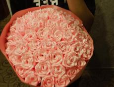 Розы из атласных роз 