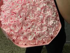 Розы из атласных роз 