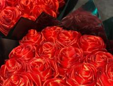 Розы из атласных роз 