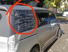 Стекло багажника правое