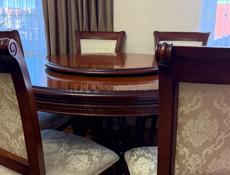 Стол и стулья из натурального дерева