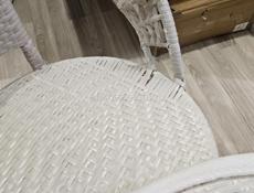 Плетенный стол и стулья 