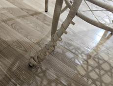 Плетенный стол и стулья 