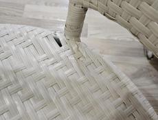 Плетенный стол и стулья 