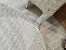 Плетенный стол и стулья 