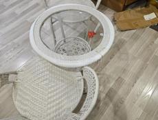 Плетенный стол и стулья 