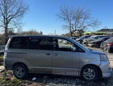 Тойота Вокси 2.0