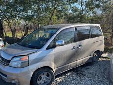 Тойота Вокси 2.0