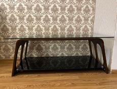 Продается стеклянный столик, из высококачественного стекла.