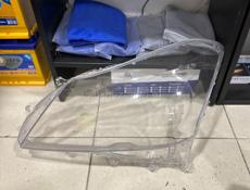 Левое стекло фары TOYOTA CROWN MAJESTA 