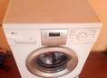 Продам стиральную машинку LG работает в хорошем состоянии 