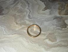 Кольцо 17 размер , 750 проба . Вес 2,8 гр . 