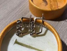 Бриллиантовые серьги . Вес 4,6 гр . 