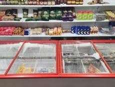 Морозильная камера и два витринных холодильника