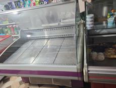 Морозильная камера и два витринных холодильника