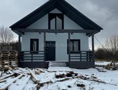 Укладка кафеля, отделка обоями «Короед» и строительство крыши