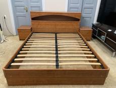 Кровать с матрасом и тумбами 
