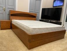 Кровать с матрасом и тумбами 