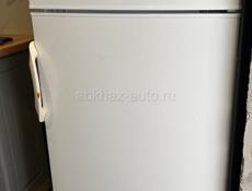Продаю холодильник б/у маленький ,в хорошем состояние ,единственное,внешний фасад дети немного потрепали ,но спокойно можно перекрасить , продается с целью замены на новый , .