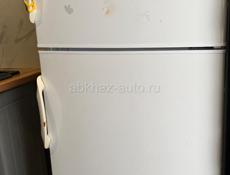 Продаю холодильник б/у маленький ,в хорошем состояние ,единственное,внешний фасад дети немного потрепали ,но спокойно можно перекрасить , продается с целью замены на новый , .