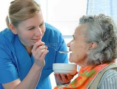 Требуется сиделка с проживанием.