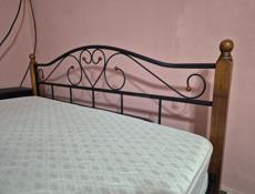 Кровать с матрасом б/у.