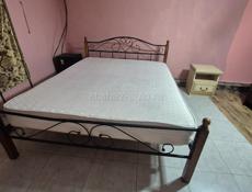 Кровать с матрасом б/у.