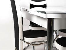 Продаю раздвижной застеклянный стол.Размеры 140/170-80